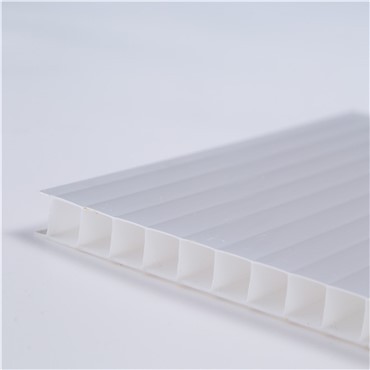 Kasvuhoone Twinwall polükarbonaadist katuseplekk